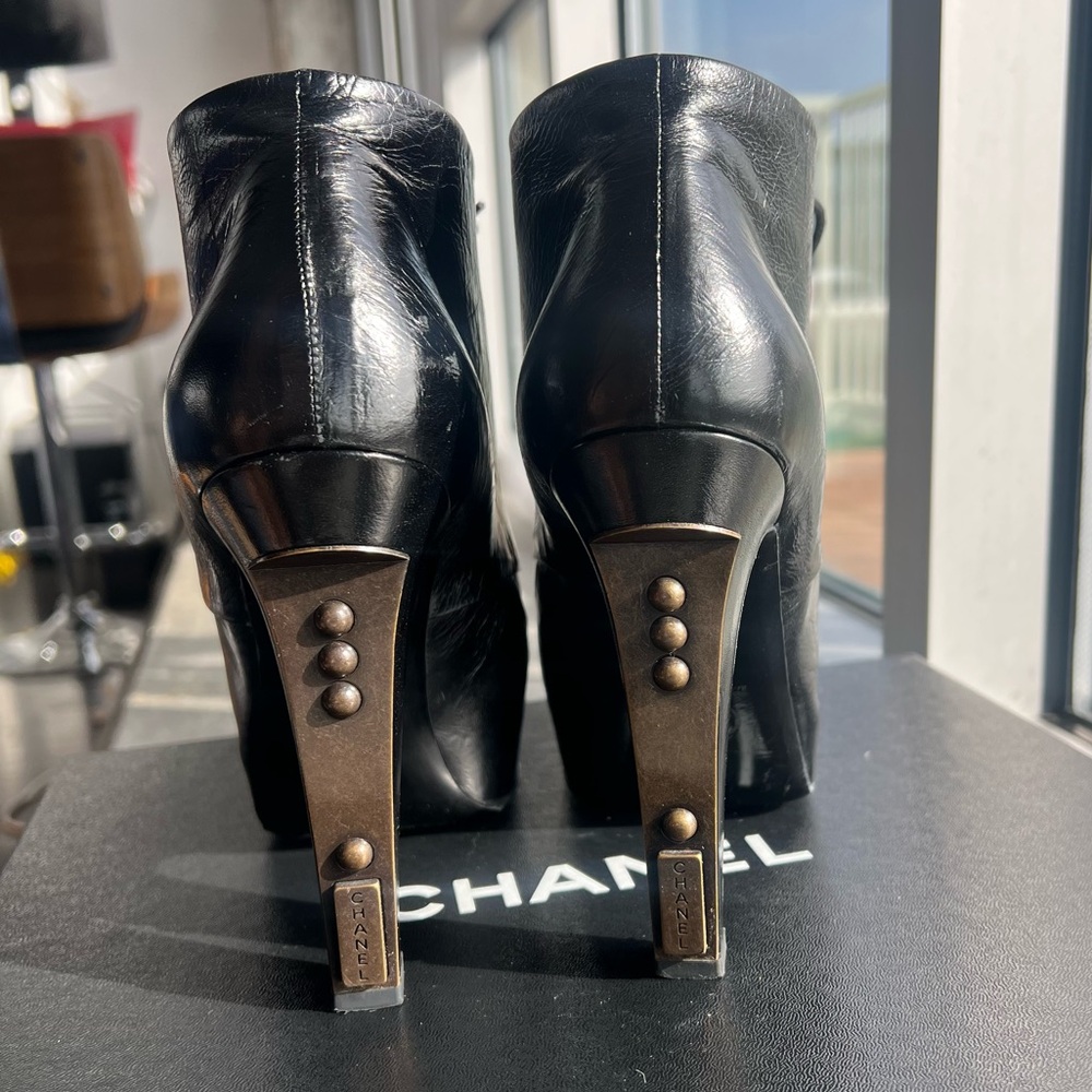 CHANEL Lacets Black Leather Lace Up Round Toe Ankle Boots - SIZE 39.5 - Picture 1 of 13